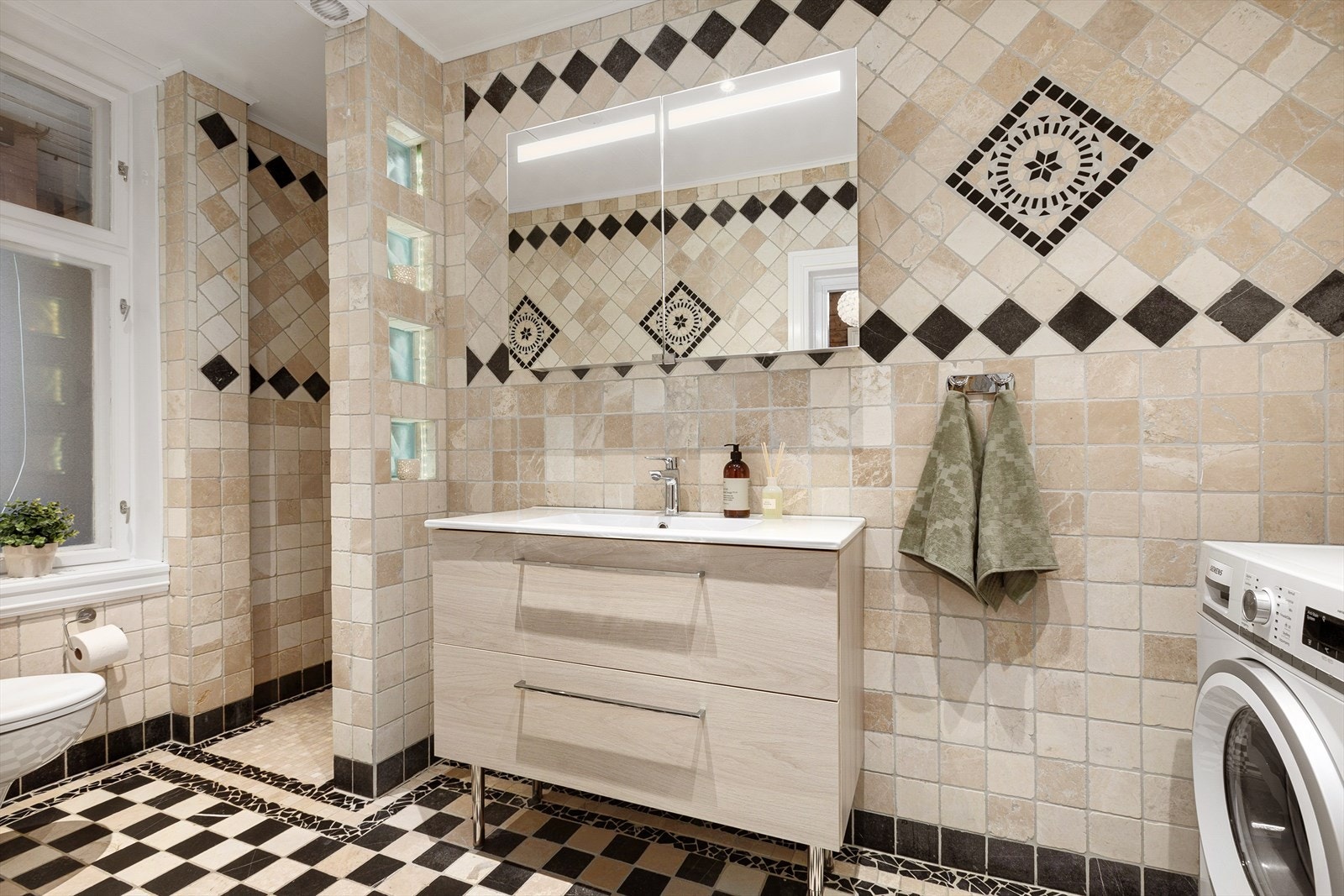 Flislagt bad med downlights i himling og gulvvarme. Galleribilde