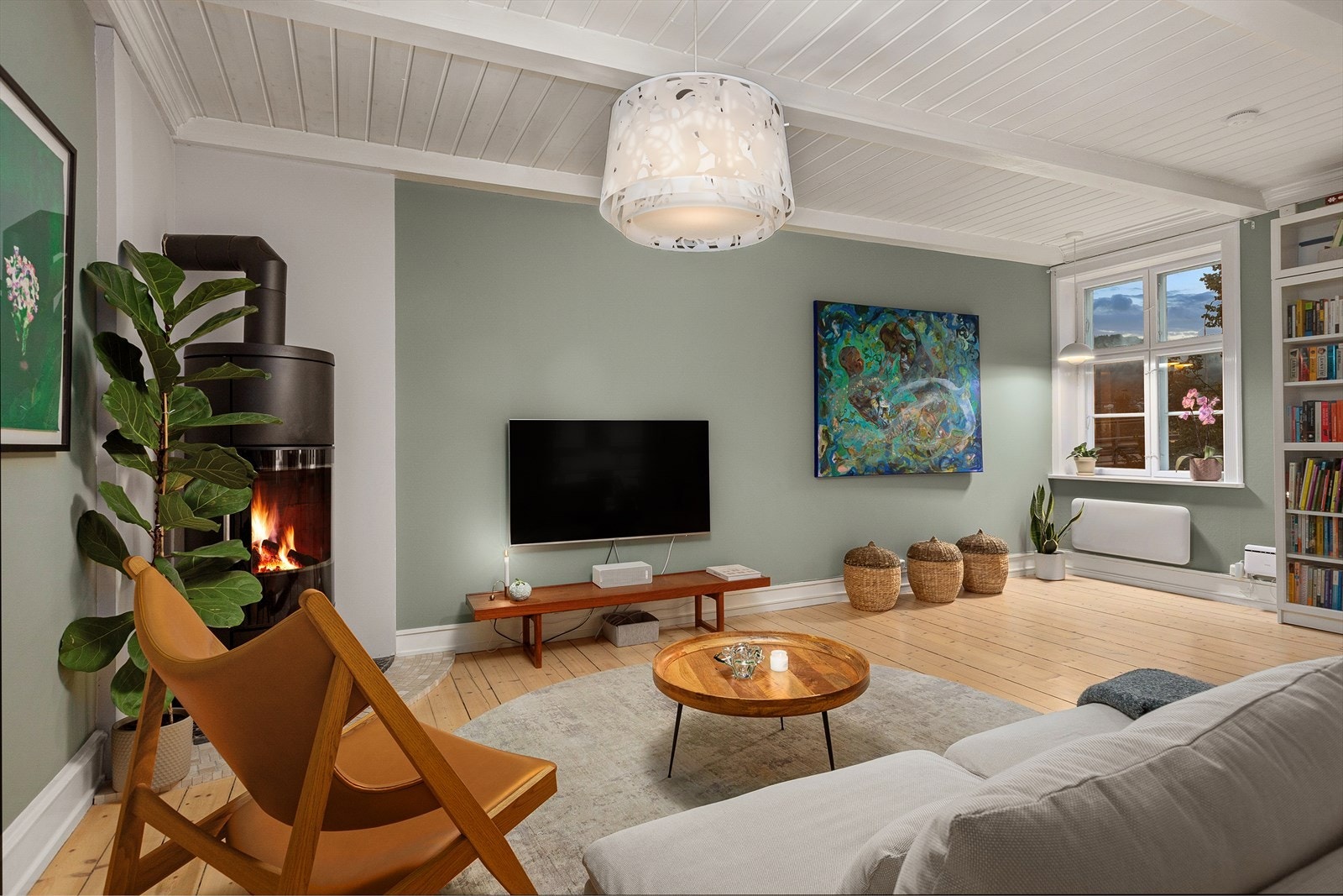 Generøs stue med gode møbleringsmuligheter. Galleribilde