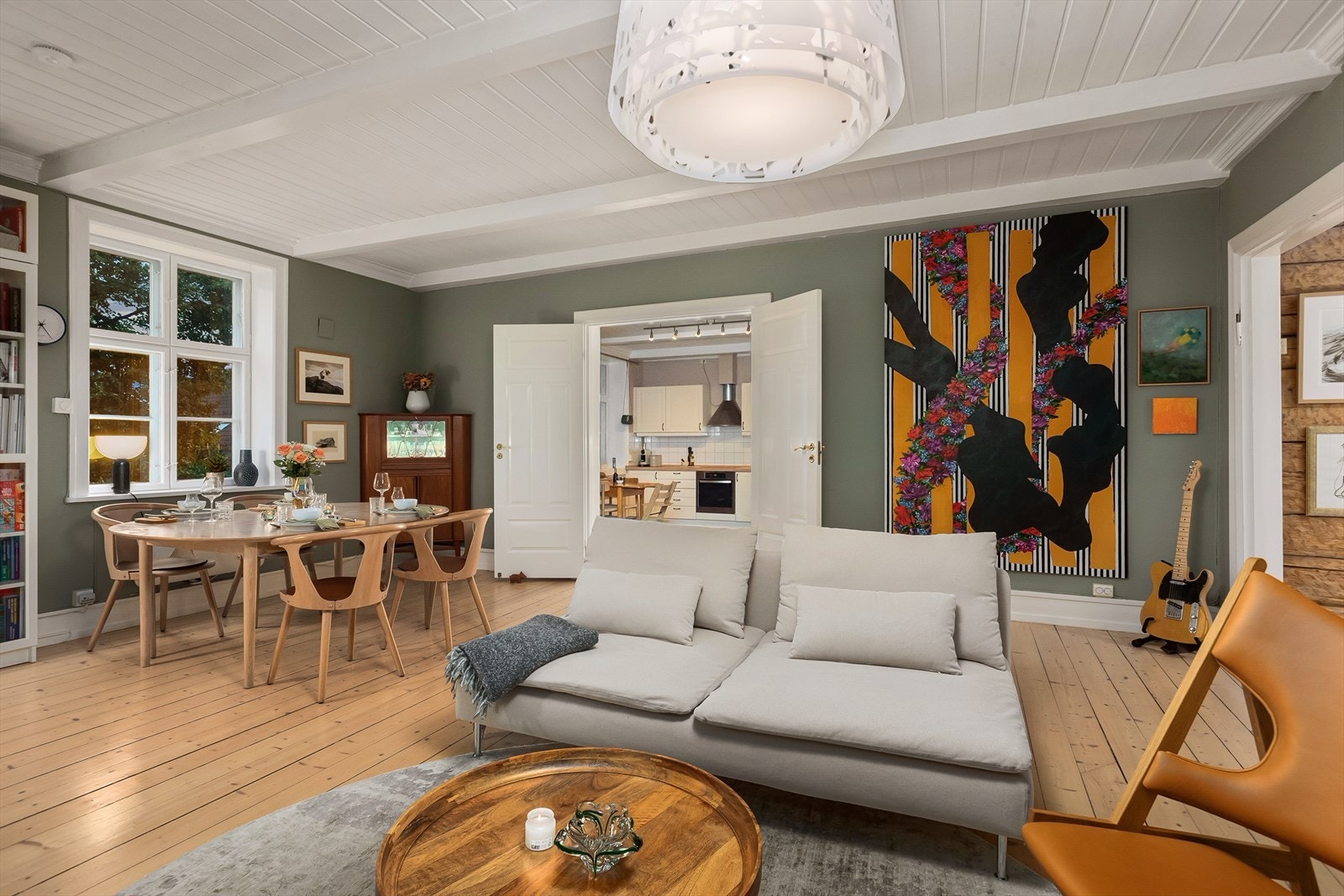 Vakker leilighet med store oppholdsrom. Galleribilde