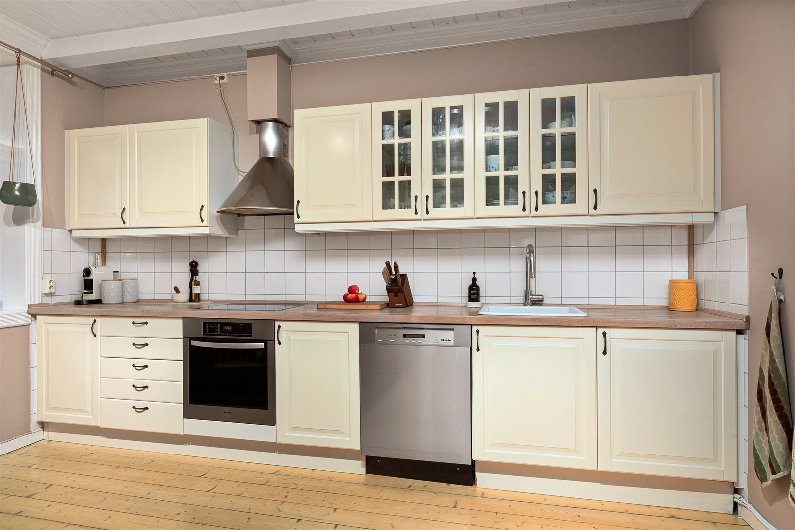 Pent kjøkken med mye skap- og benkeplass. Galleribilde