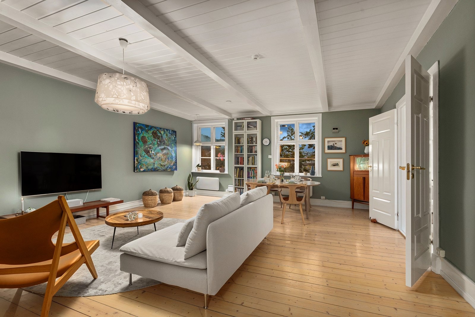 Store vindusflater i kombinasjon med ekstra takhøyde gir denne leiligheten wow-følelsen. Galleribilde