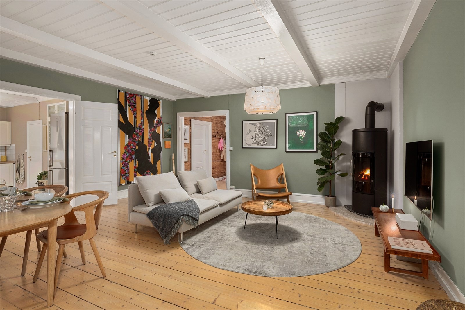 Stor og fin stue med moderne peisovn som sørger for godt med varme. Galleribilde