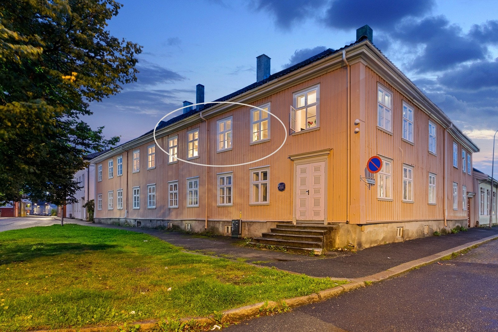 Bred og fin leilighet i 2. etasje med mange vinduer. Galleribilde