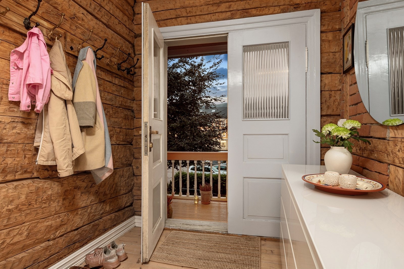 Gangen er stor og praktisk med gode oppbevaringsløsninger. Galleribilde