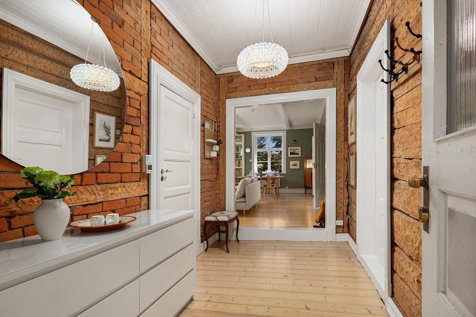 Leiligheten har en fin planløsning med bad og soverom tilbaketrukket fra oppholdsrom. Galleribilde