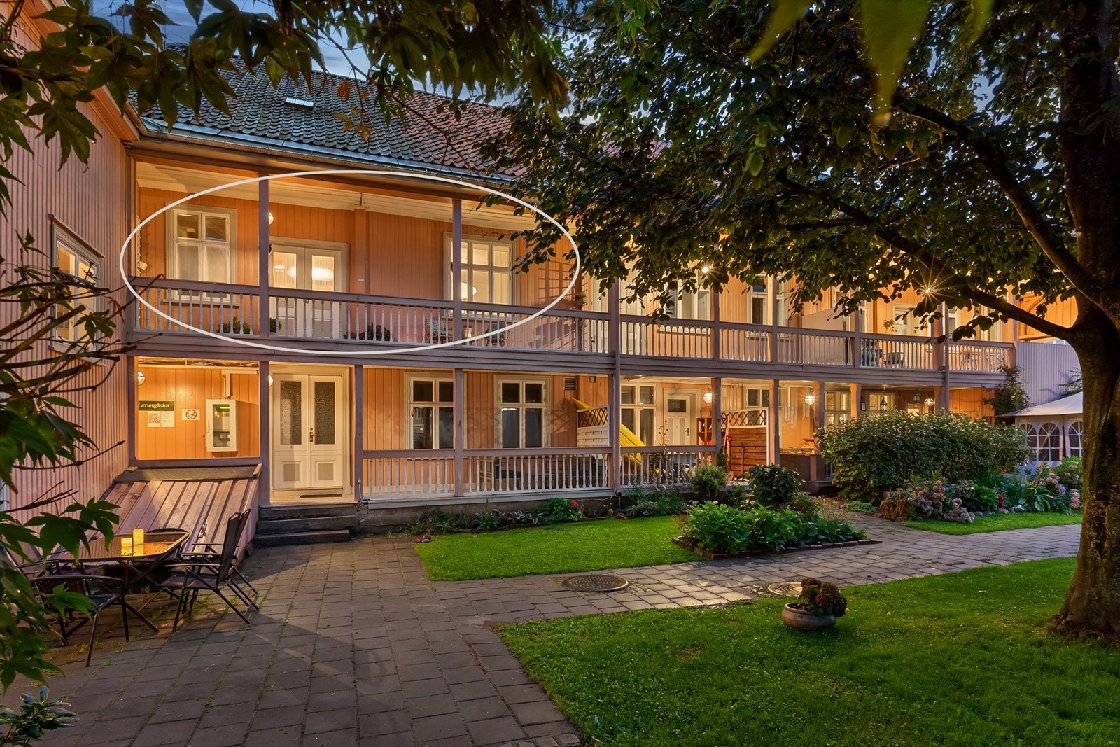 Leiligheten ligger i 2. etasje vendt ut mot solrik og skjermet bakgård. Galleribilde