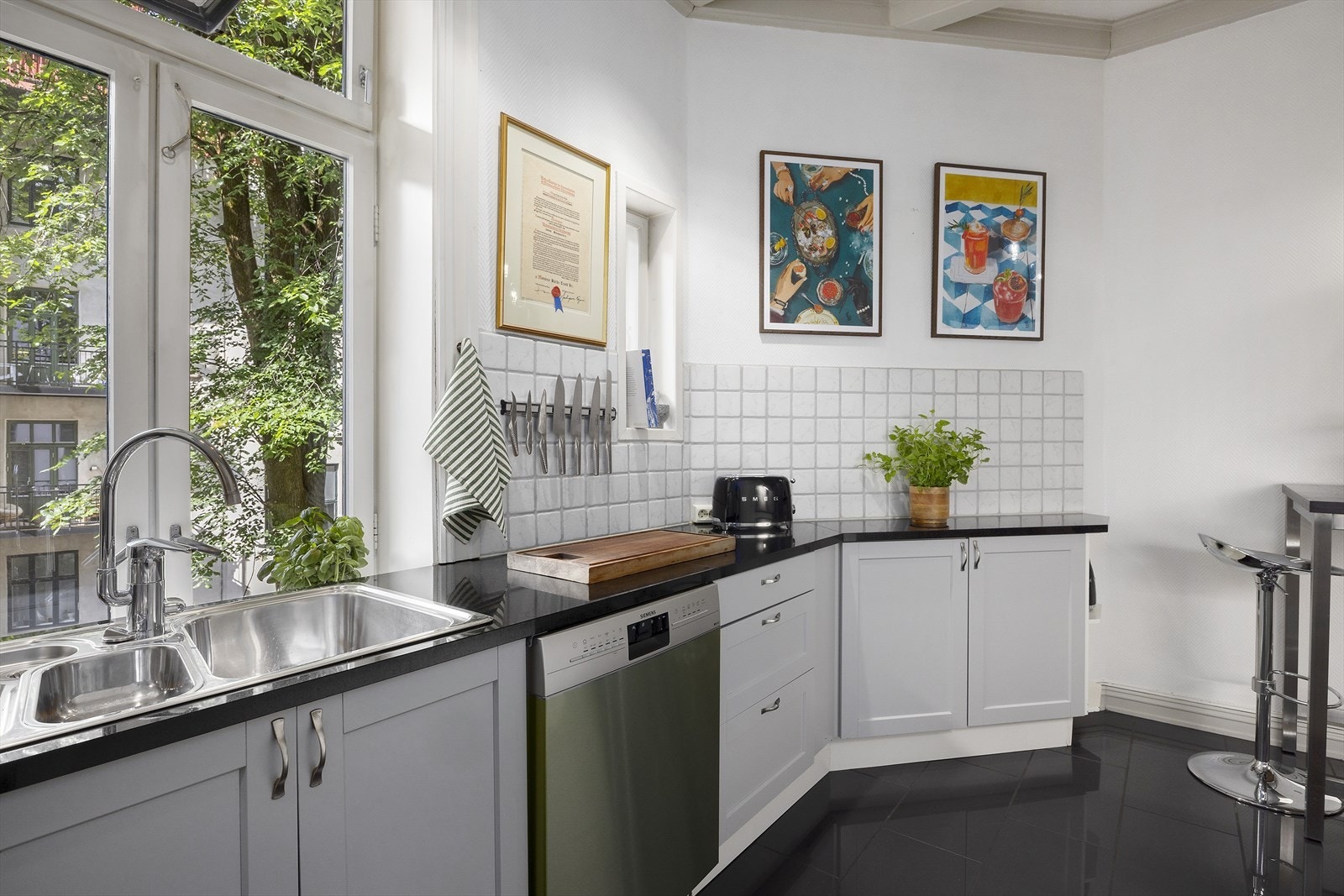 Stilrent kjøkken med profilerte fronter og benkeplate i sort granitt. Galleribilde