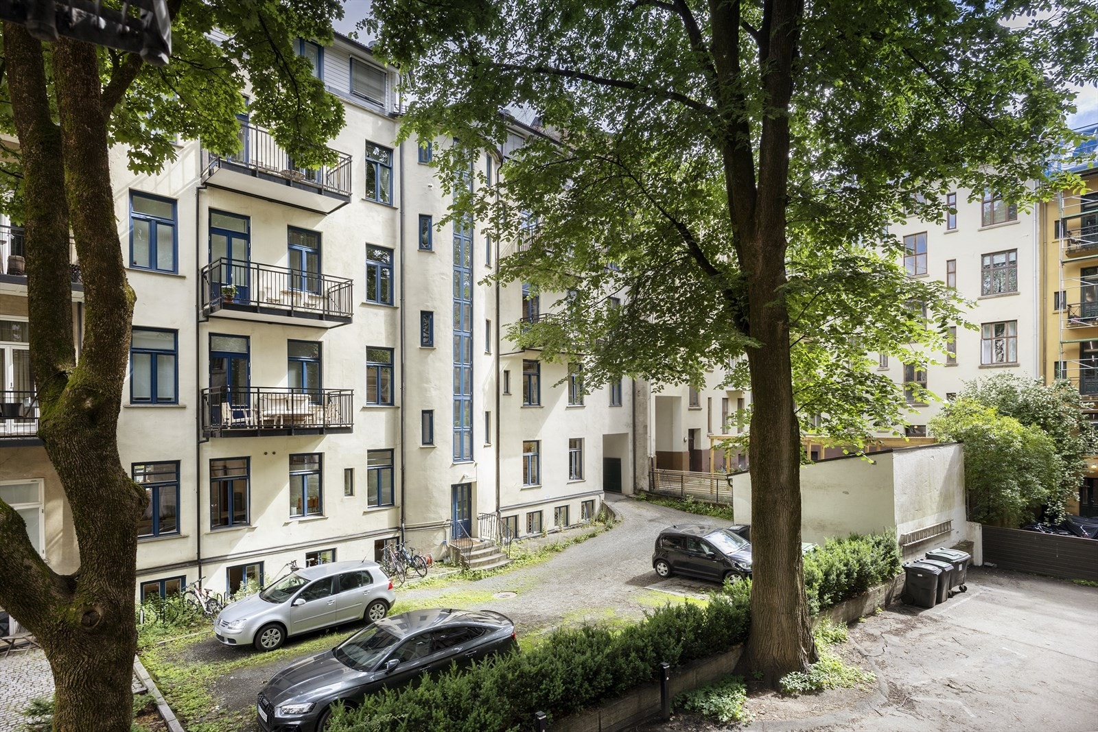 Her bor du i et bygg som utstråler sjarm, historie og eksklusivitet. Parkeringsplass i bakgård. Galleribilde