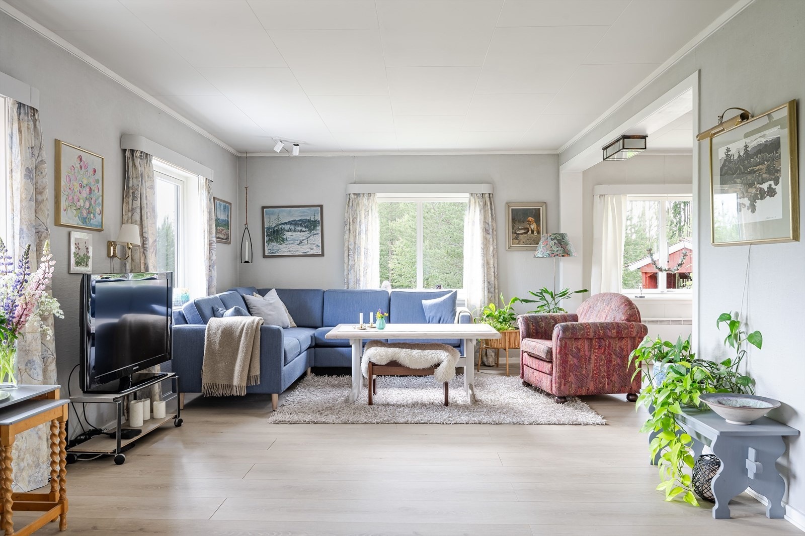 Boligen har en god planløsning med store, lyse og fine oppholdsrom i 1. etasje. Stuen har flere store vindusflater som slipper inn rikelig med naturlig lys. Galleribilde