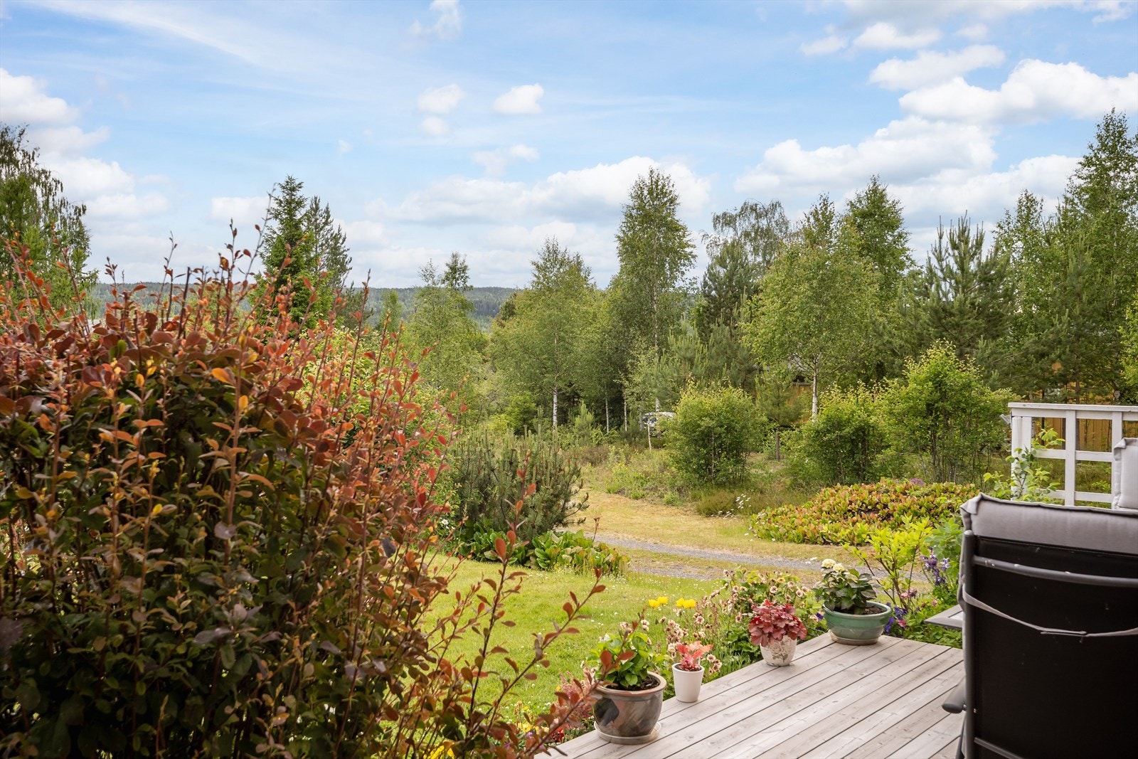 Fra spisestuen er det utgang til en solrik sydvendt terrasse på ca. 12m². Galleribilde