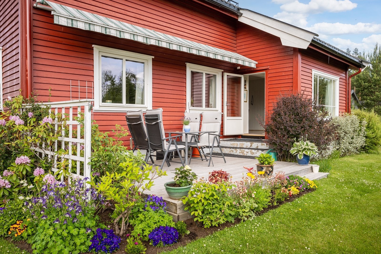 Terrassen har terrassebord på gulv og god plass til sittegruppe etter eget ønske og behov. Det er også montert markise. Galleribilde