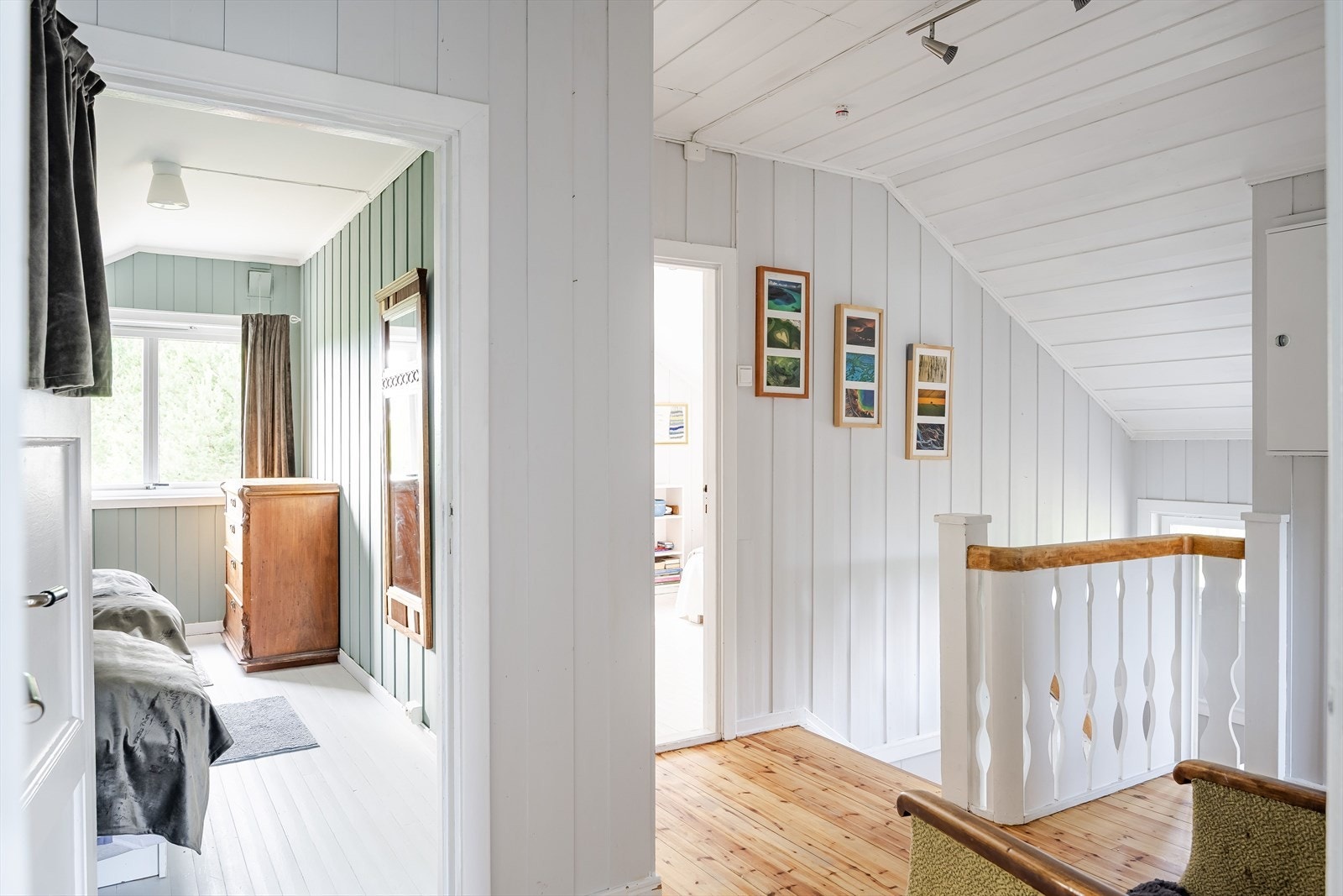 Koselig gang/trapperom i 2. etasje med adkomst til 3 soverom, baderom og 2 kott. Galleribilde