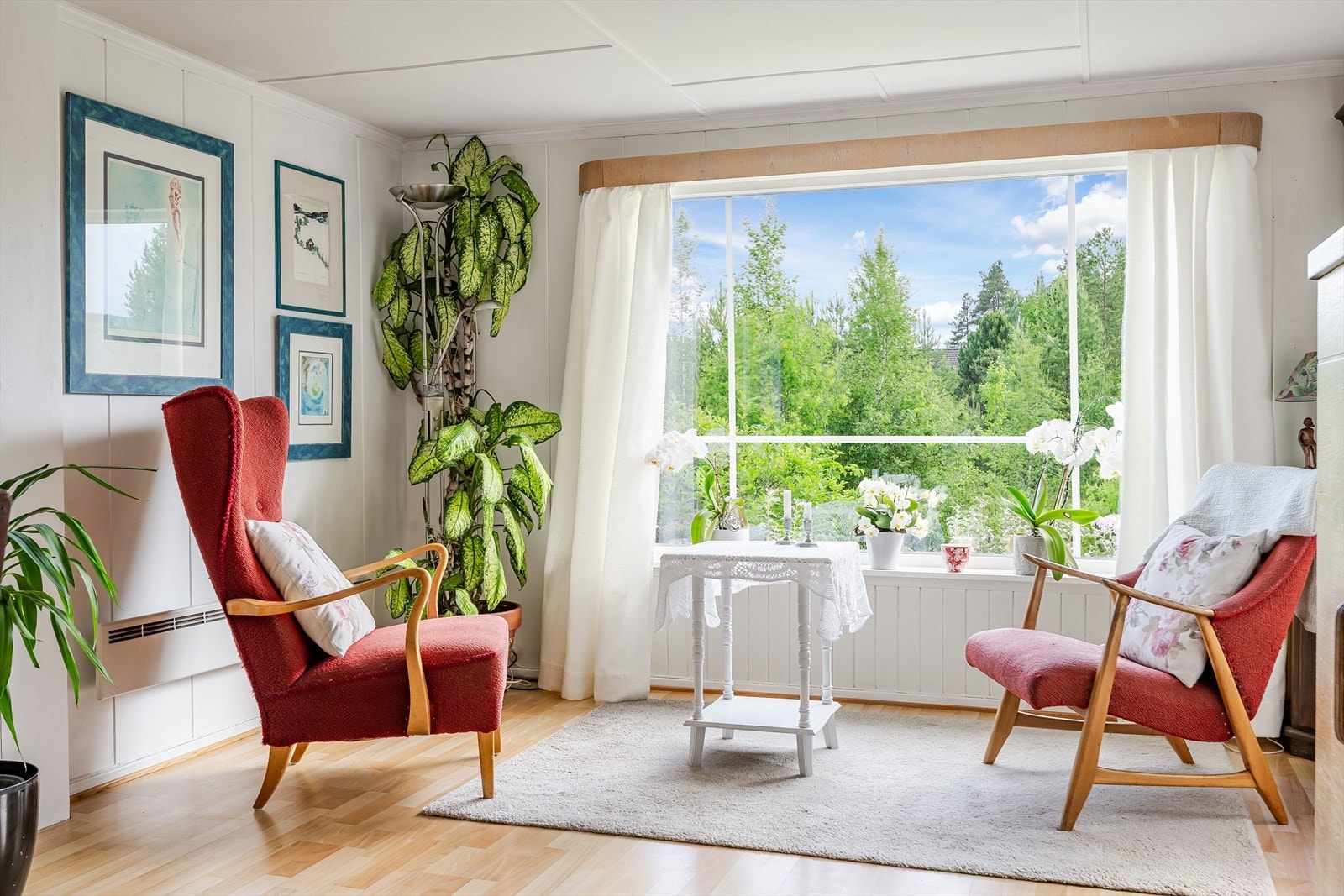 Spisestuen har laminat på gulv, lysmalte overflater og en stort vindu som slipper inn flott lys. Galleribilde