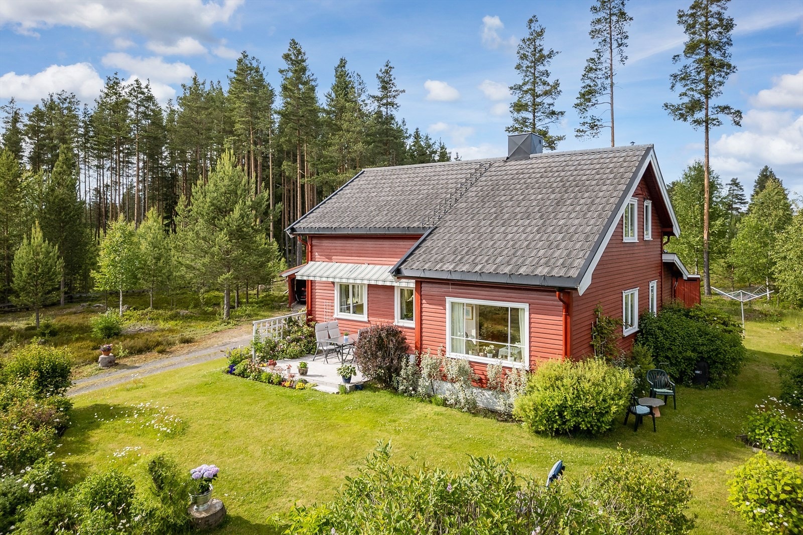 Boligen har en god planløsning med fine oppholdsrom og bad i 1. etasje, 3 soverom og bad i 2. etasje, samt kjeller med diverse kjellerrom. Solrik sydvendt terrasse og skjermet hage opparbeidet med plen og variert beplantning. Galleribilde