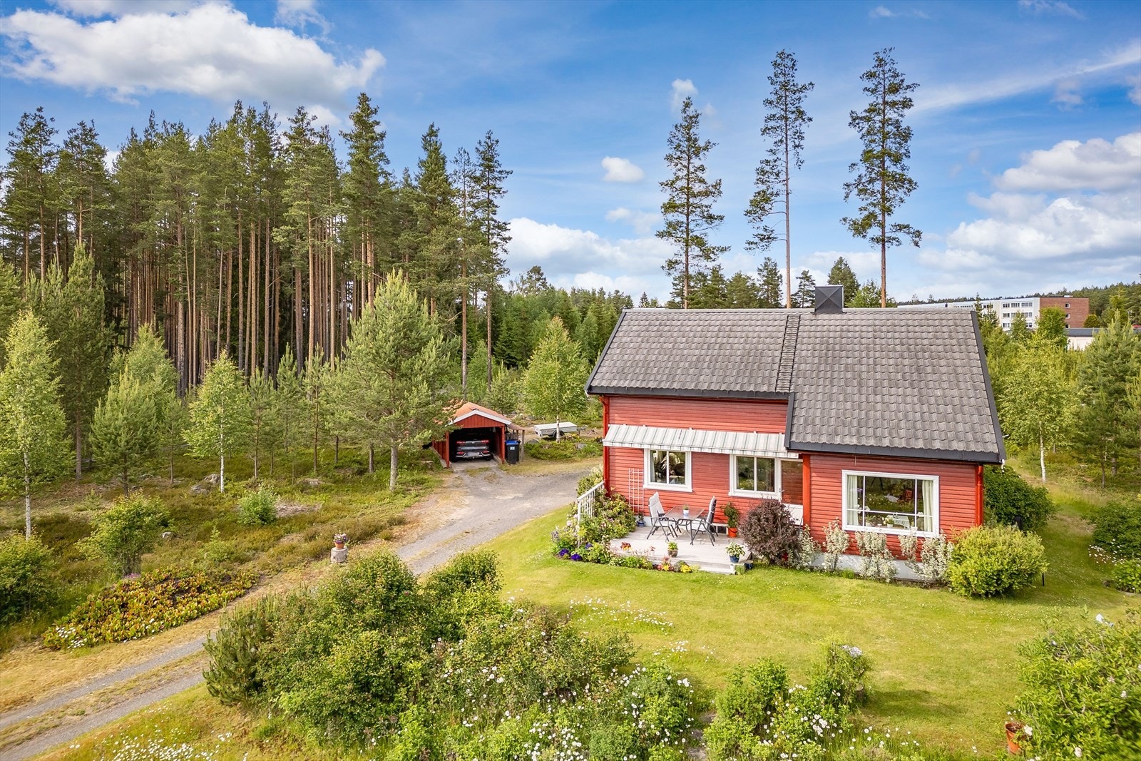 En stor og solrik eiendom på ca. 4 878,7m² med tilbaketrukket og attraktiv beliggenhet. Eiendommen "Solhaug" er bebygd med en enebolig fra 1946 som ble tilbygget i 1956 og i 1997, samt en garasje og en utedo. Galleribilde