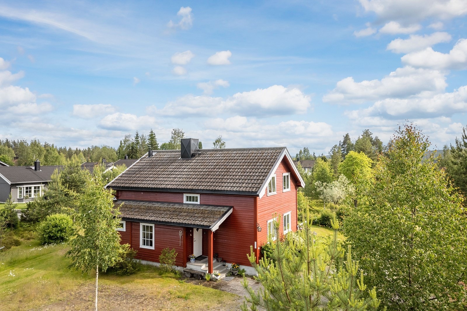 Montert panel på østveggen i 2021. Kledningen er sist overflatebehandlet i 2020. Ny taktekking ble lagt i 2013. Galleribilde