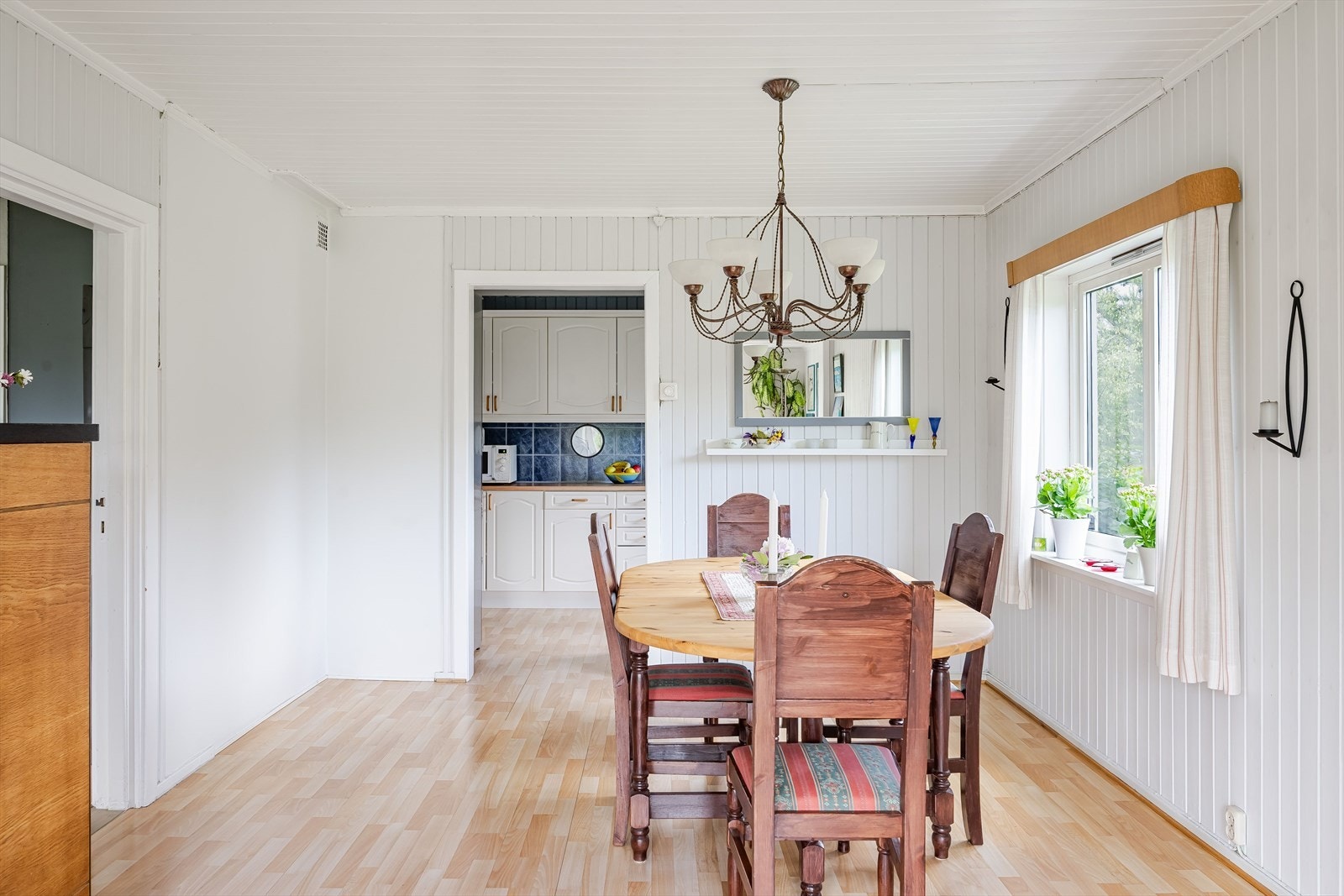 I spisestuen er det god plass til et stort spisebord hvor du kan samle familie og venner på hyggelige selskap. Galleribilde