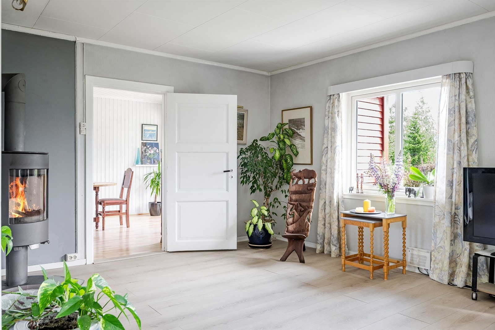 I hjørnet av stuen er det en flott peisovn fra 2011 som både gir god varme og bidrar til ekstra hygge. I stuen ble det lagt ny enstavs laminat på gulv i 2022. Galleribilde