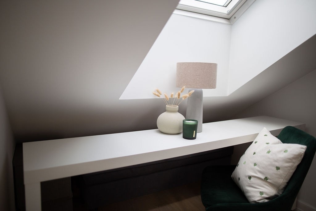 Boligens øvre etasje inneholder både soverom, samt et disponibelt rom. Galleribilde