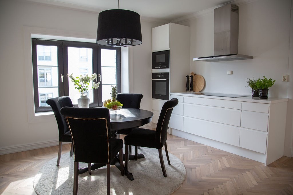 Kjøkkenet i nedre etasje har moderne slette fronter og integrerte hvitevarer. Galleribilde