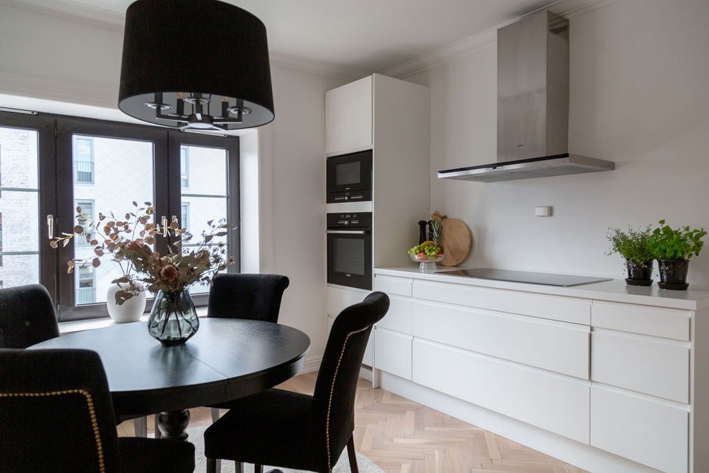 På kjøkkenet er det også plass til en spisegruppe. Galleribilde