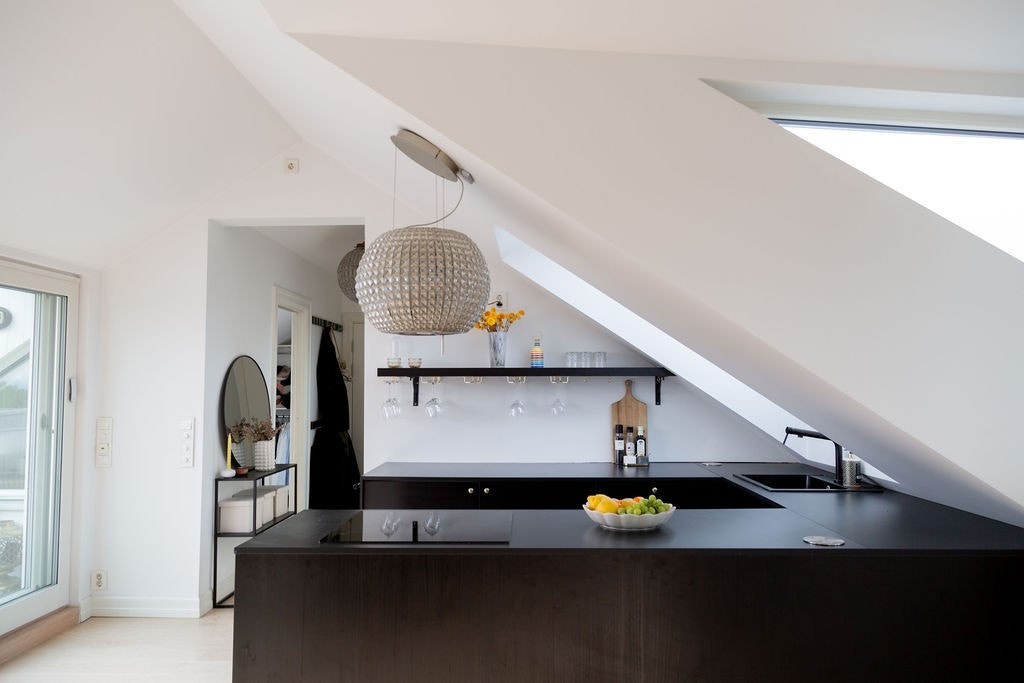 Kjøkken har godt med benkeplass og innehar integrerte hvitevarer. Galleribilde