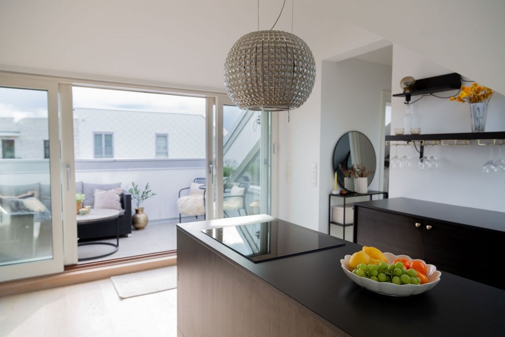 Også boligens øvre etasje har rikt innslipp av naturlig lys. Galleribilde