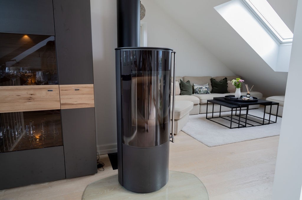 Det er ildsted i begge etasjer, boligen er også utstyrt med varmepumpe. Galleribilde