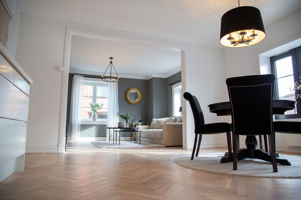 Det er åpen løsning mellom kjøkken og stue. Galleribilde