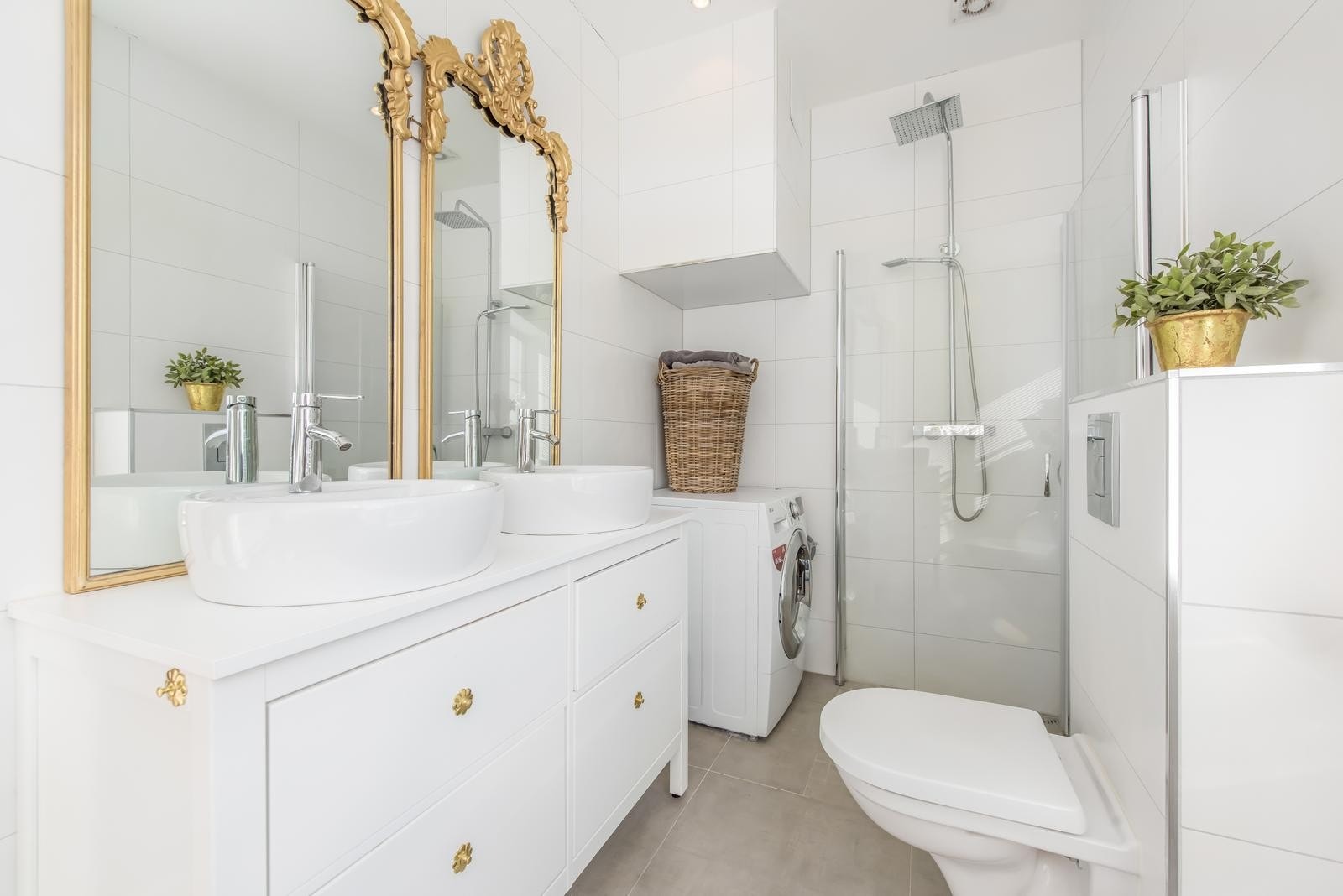 Badet i nedre etasje er flislagt og er ustyrt med vaskemaskin. Galleribilde