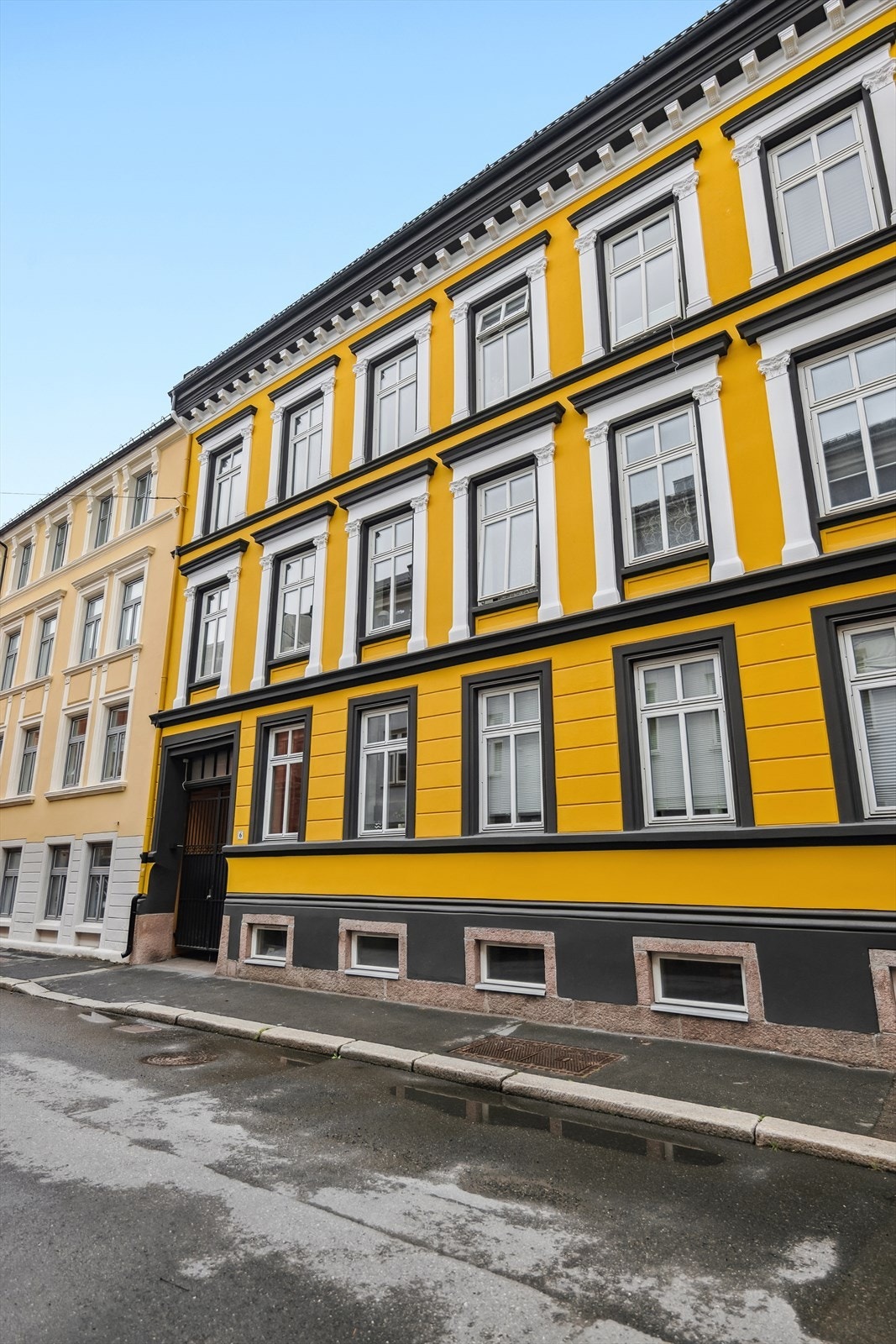 Leiligheten ligger i en høy førsteetasje i en rolig sidegate på Majorstuen. Galleribilde