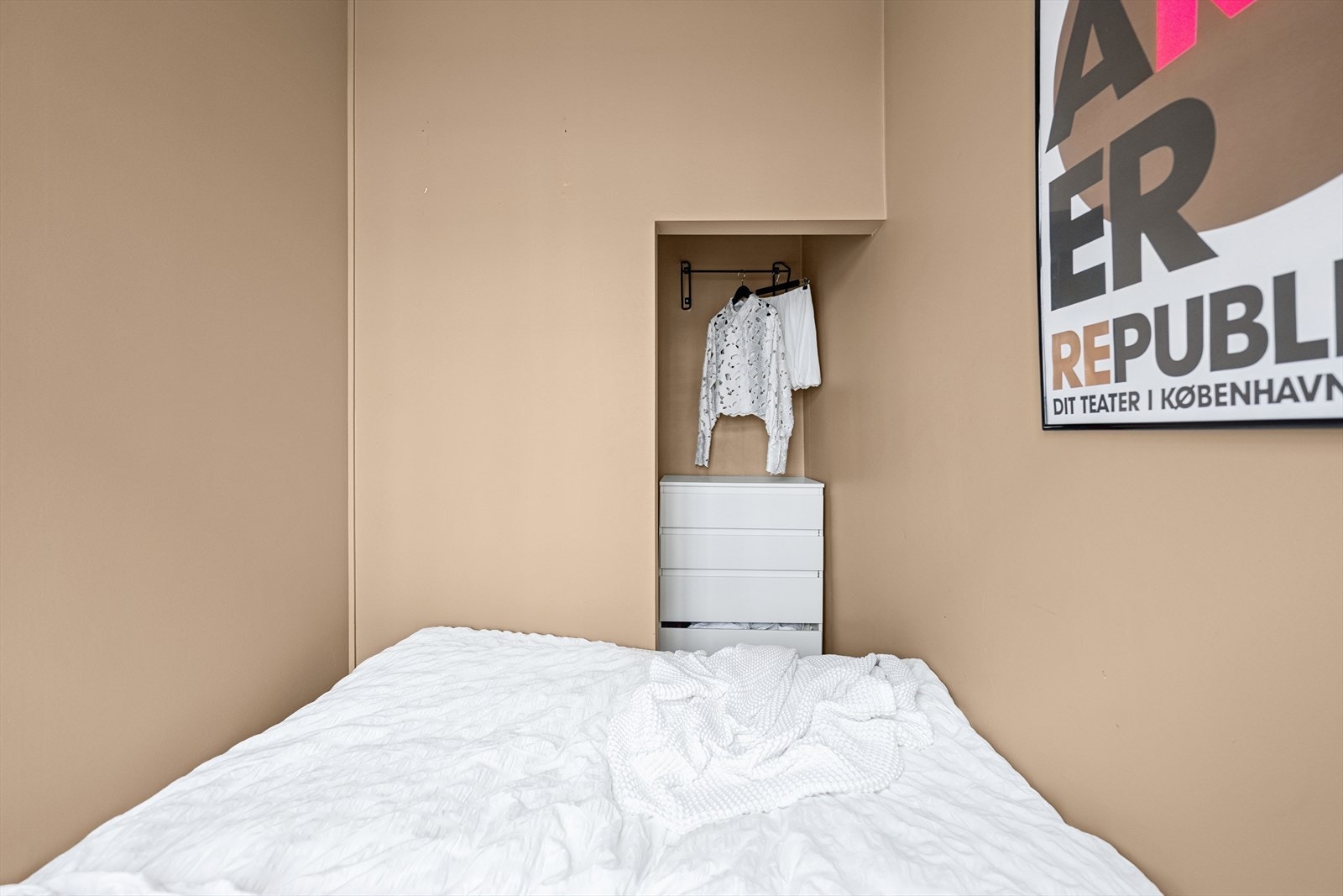 Alkoven er malt i en tidsriktig fargetone og har vindu som sørger for godt med naturlig lysinnslipp. Galleribilde