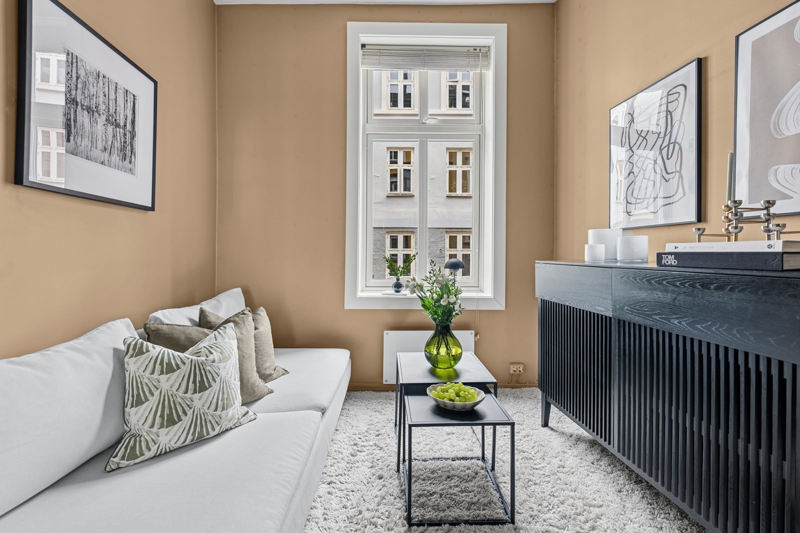 Stuen har god plass til sofagruppe med tilhørende stuemøblement. Galleribilde