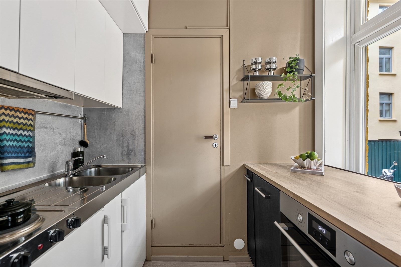 Leiligheten er malt i tidsriktige farger. Galleribilde