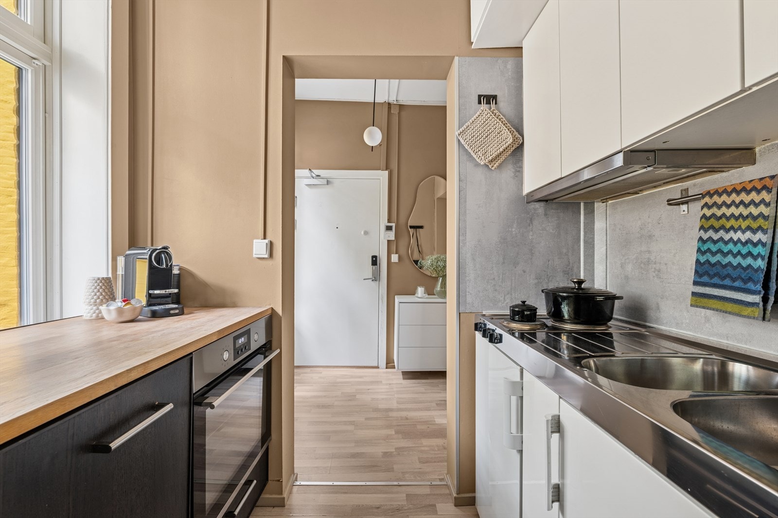 Effektivt og innbydende kjøkken med god benkeplass, fine lysforhold og naturlig forbindelse til entréen. Galleribilde