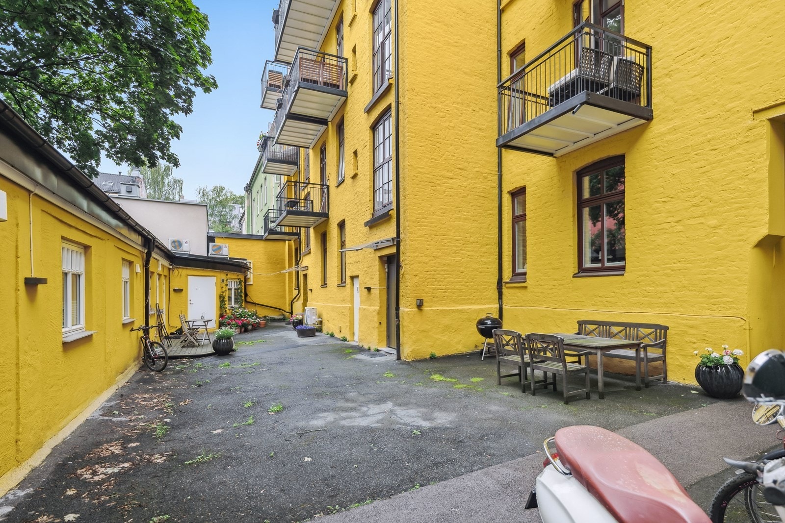 Hyggelig og skjermet bakgård med sittegrupper, muligheter for både grilling og sykler. Et sosialt og fredelig uteområde som utgjør et naturlig samlingspunkt i sommerhalvåret. Galleribilde