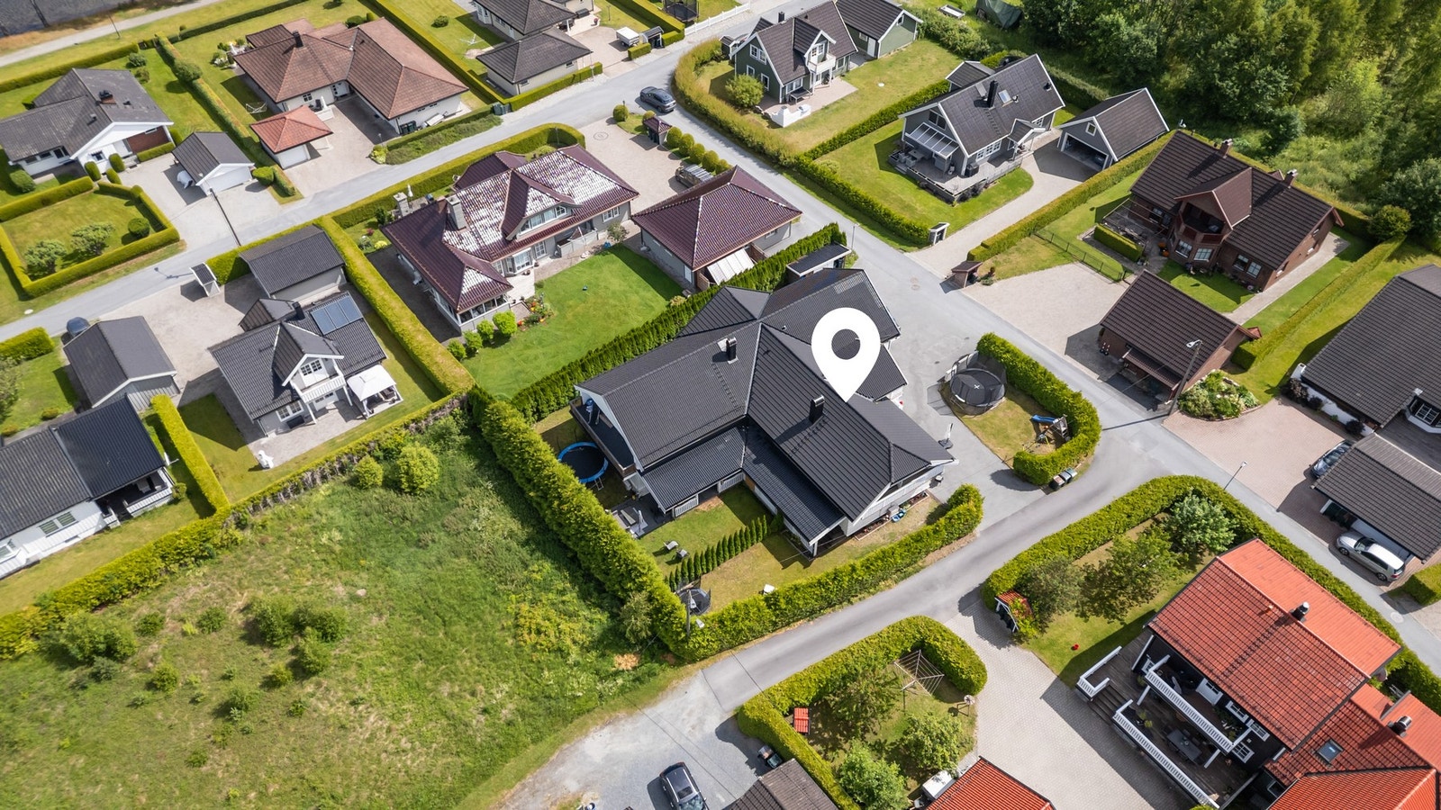 Eiendommen har en rolig og barnevennlig beliggenhet på Steinberg med gangavstand til togstasjon, skoler, dagligvare og mye mer Galleribilde