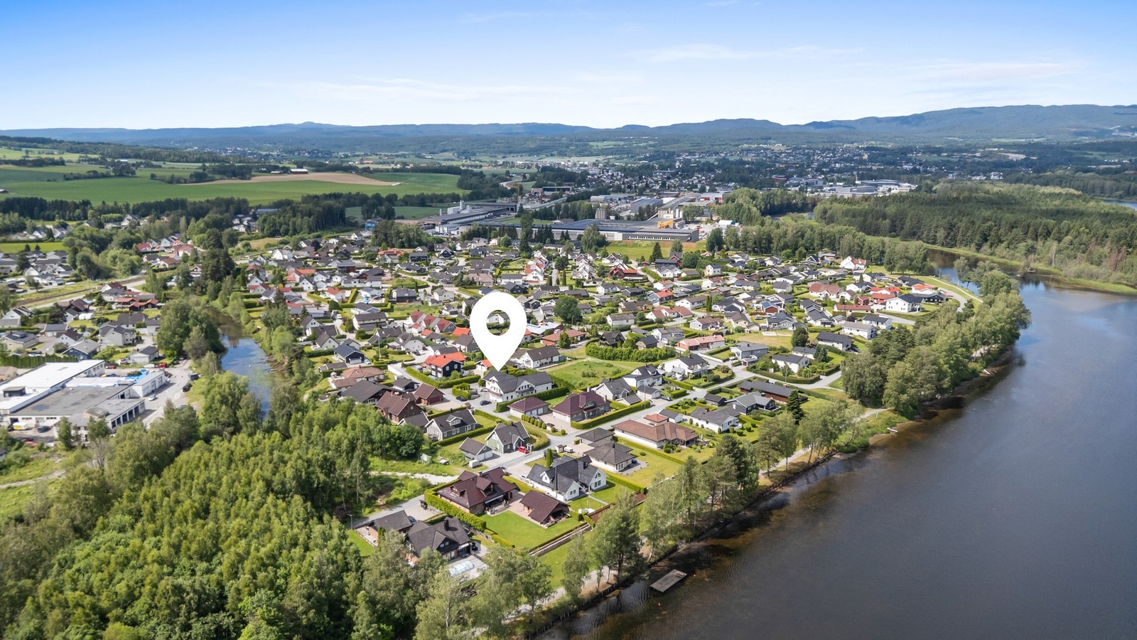 Fra eiendommen er det kort vei til idylliske gangstier langs elvebredden, som passer både for gående og syklister Galleribilde
