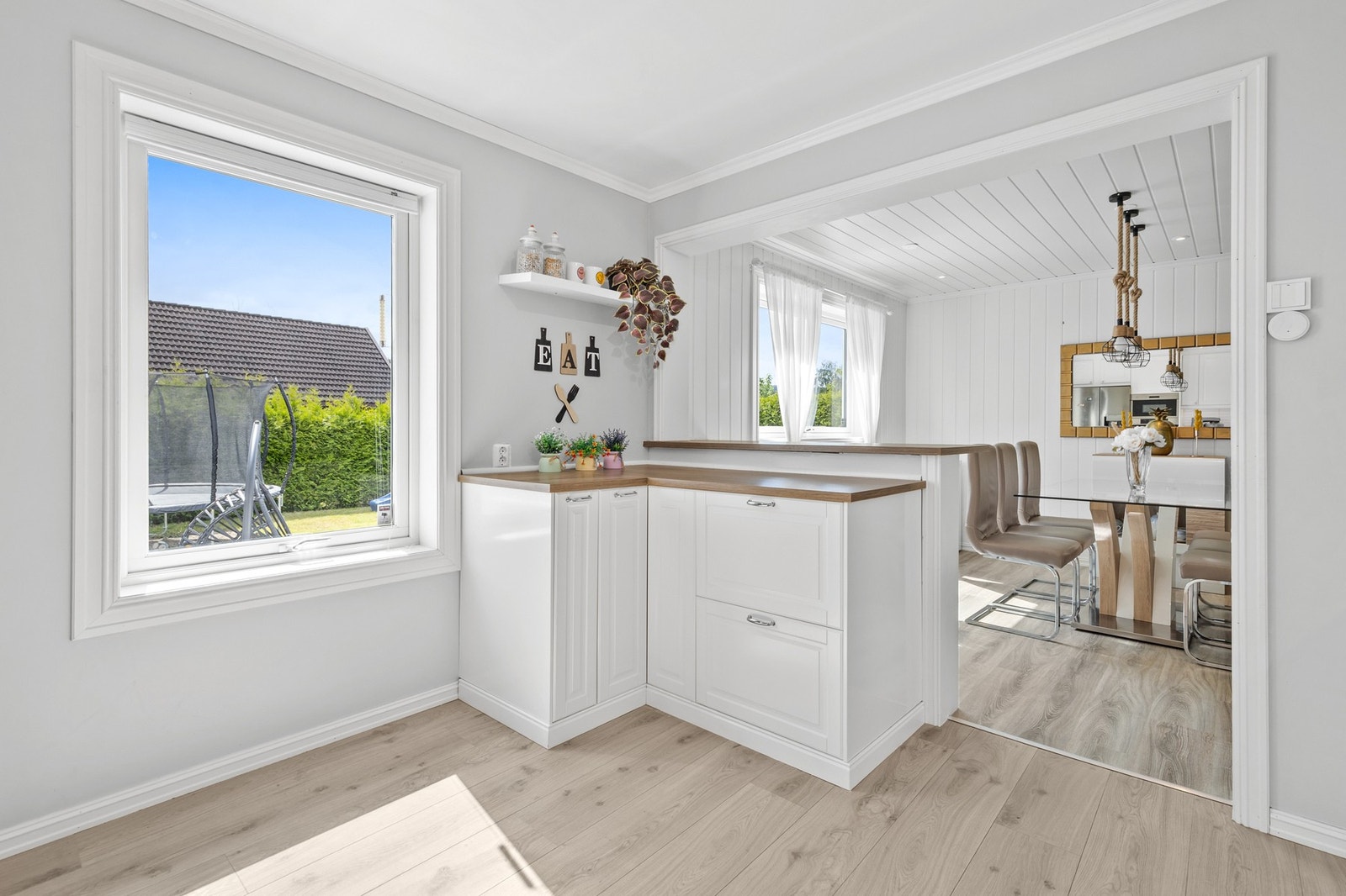 Innredningen har godt med skap- og benkeplass Galleribilde
