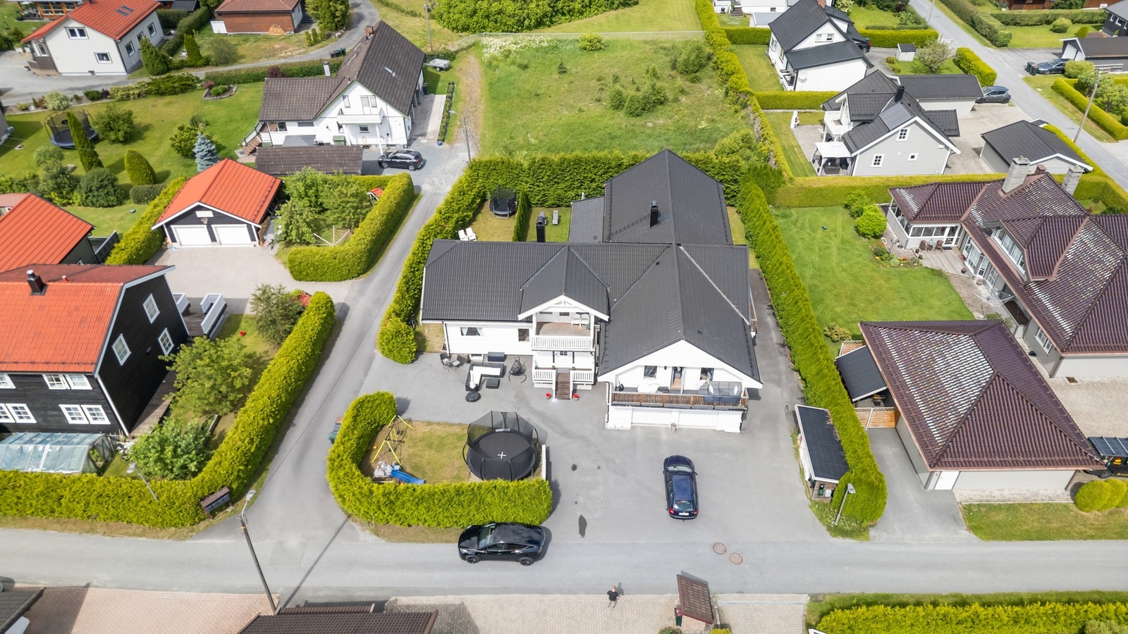 Tomten er på litt over ett mål, og hver seksjon disponerer det utearealet som naturlig ligger til den enkelte bolig. Bruken følger av dagens praksis Galleribilde