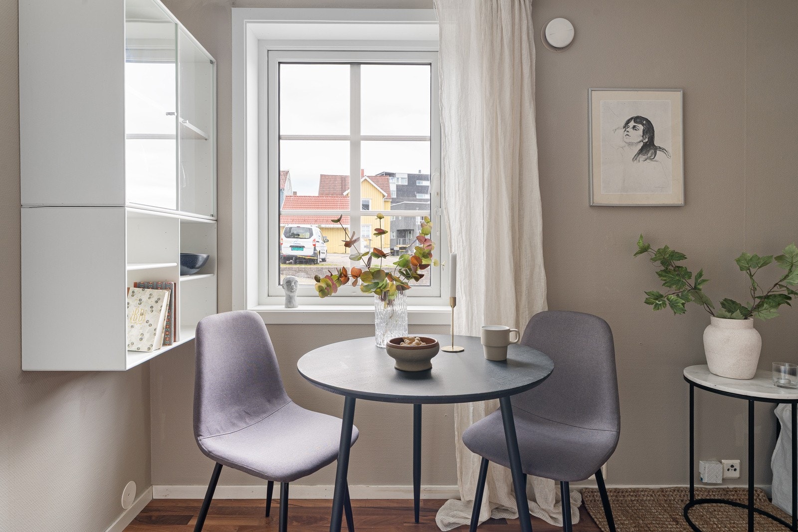 Lys spisestue med plass til spisebord. Galleribilde