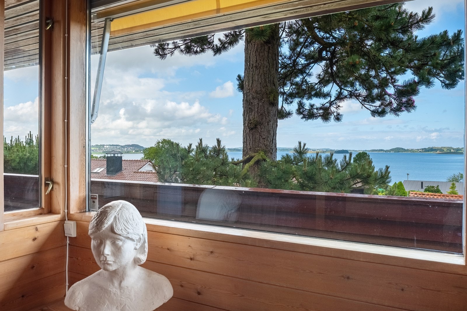 Huset ligger tilbaketrukket og fint til med en nydelig utsikt. Galleribilde