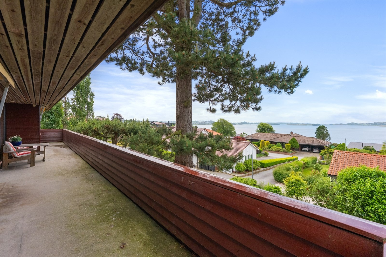 Herlig, overbygget veranda. Gode solforhold og en fantastisk utsikt. Galleribilde