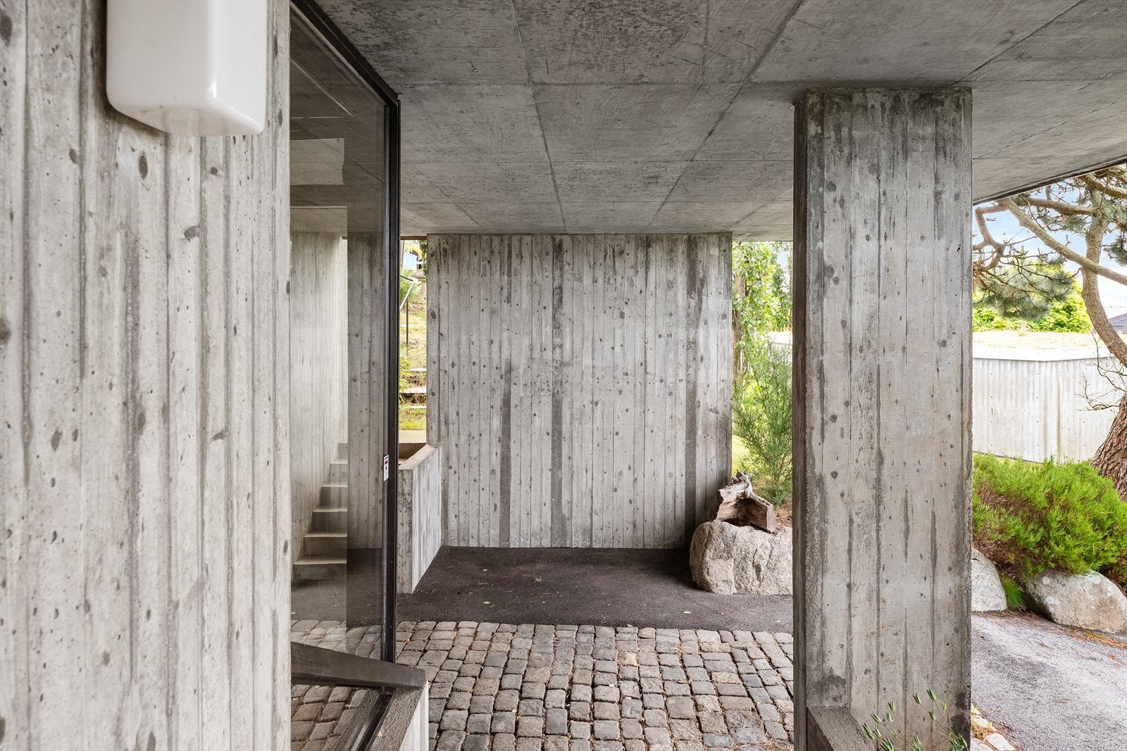 Boligen er tegnet av arkitekt Louis Kloster. Gjennomtenkte og fine detaljer. Kvalitetsmaterialer og fint byggearbeid. En skikkelig perle... Galleribilde