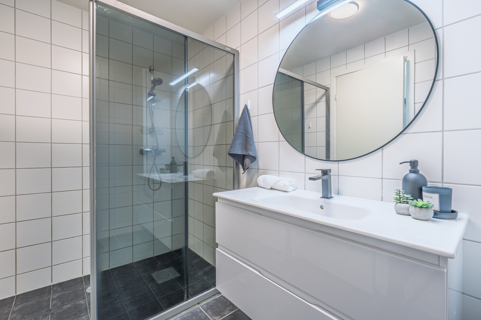 Baderomsinnredning og speil er skiftet i 2025. Galleribilde