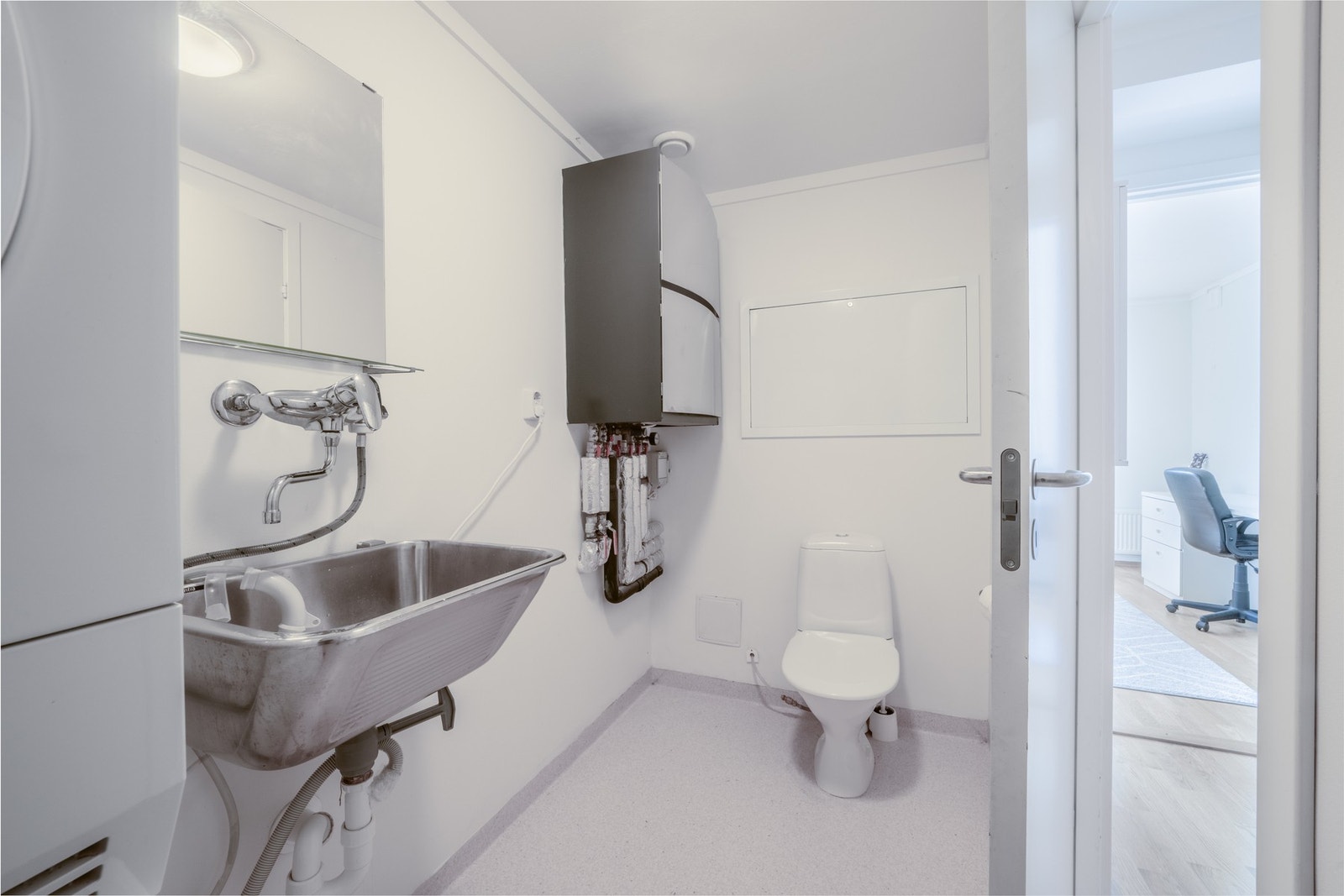 Vaskerommet er i tillegg utstyrt med et praktisk klosett. Galleribilde