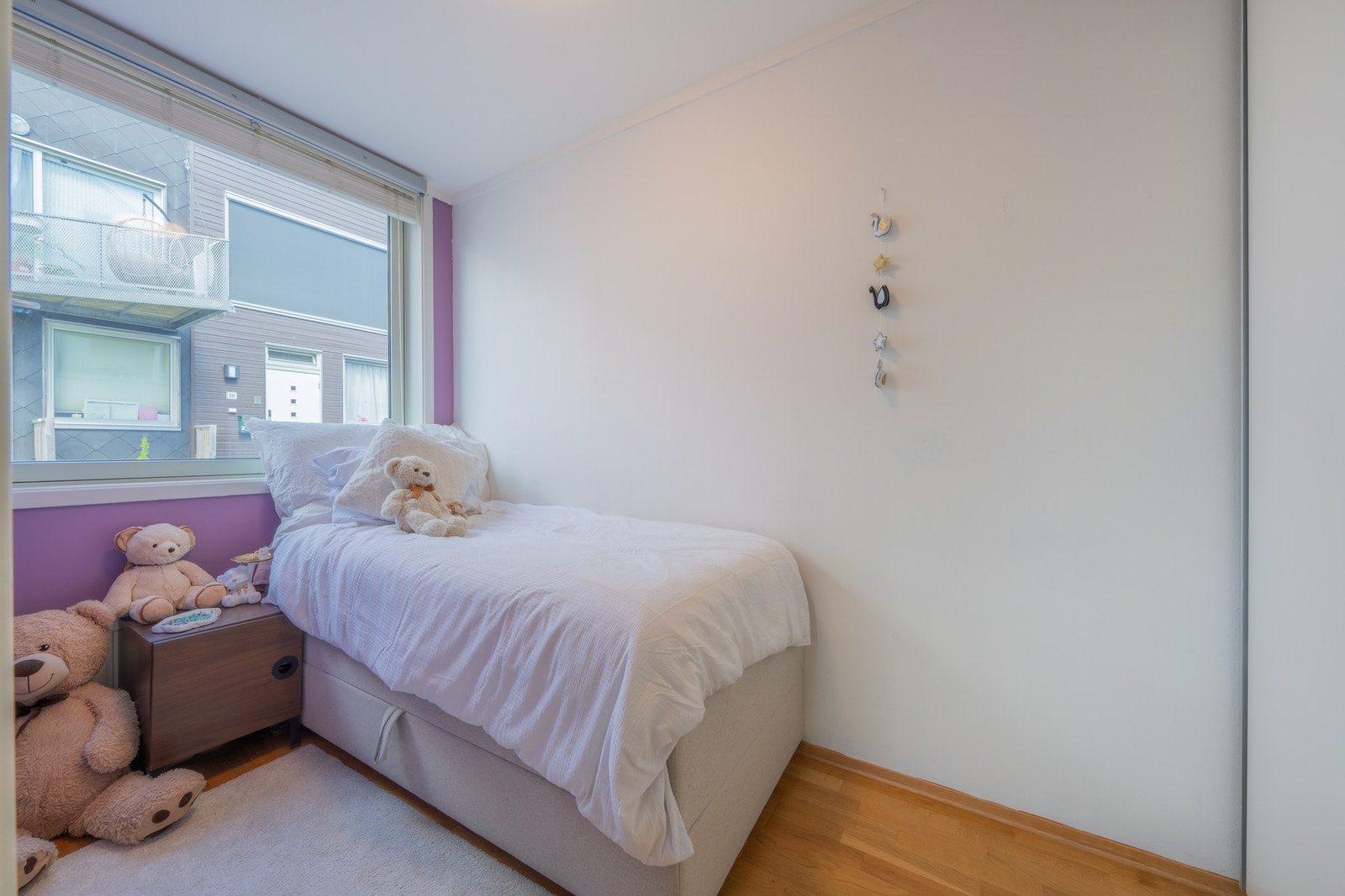 Soverom 2 er på 6,1 kvm med god plass for seng og andre møblementer. Galleribilde