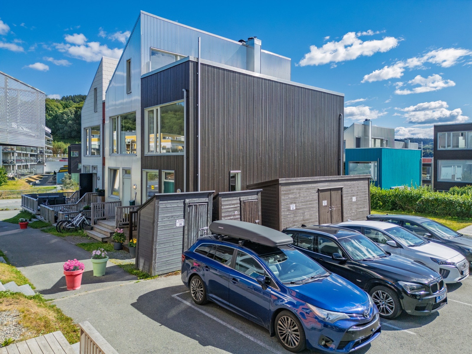 Parkering og tilhørende sportsbod like ved. Galleribilde