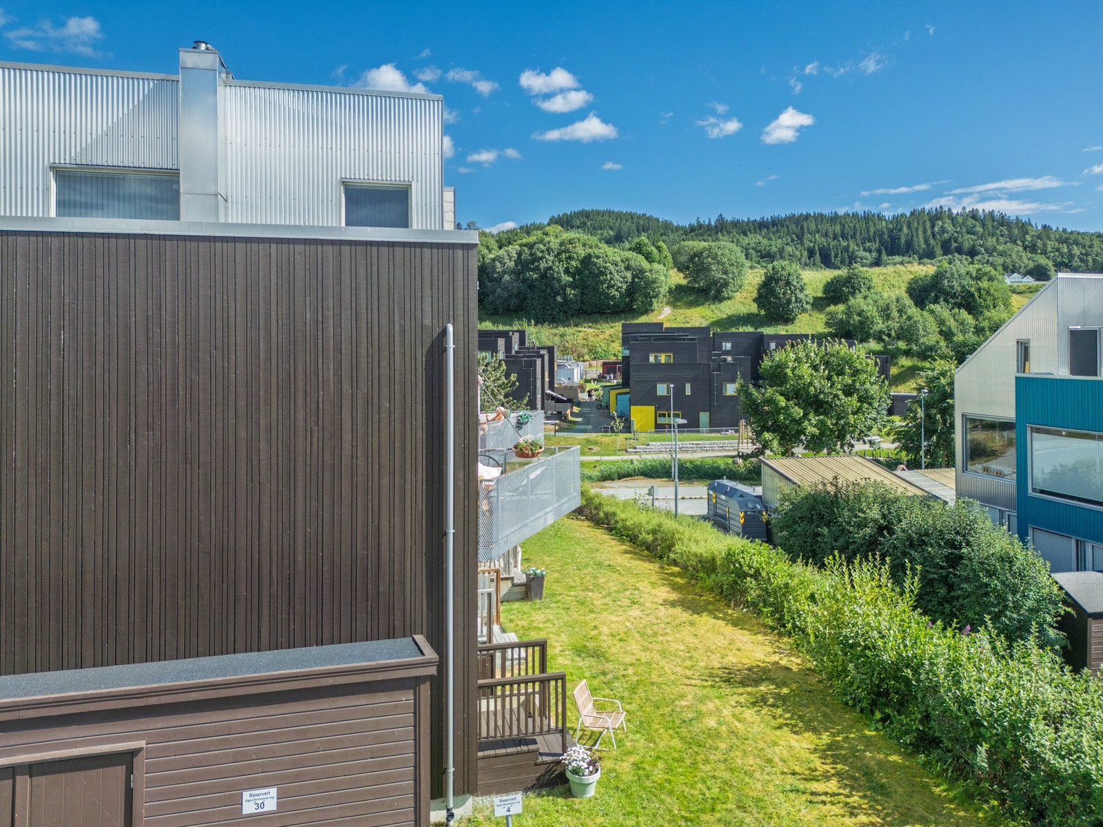 Rekkehuset ligger ytterst i feltet, og får et trivelig grøntareal foran seg. Galleribilde