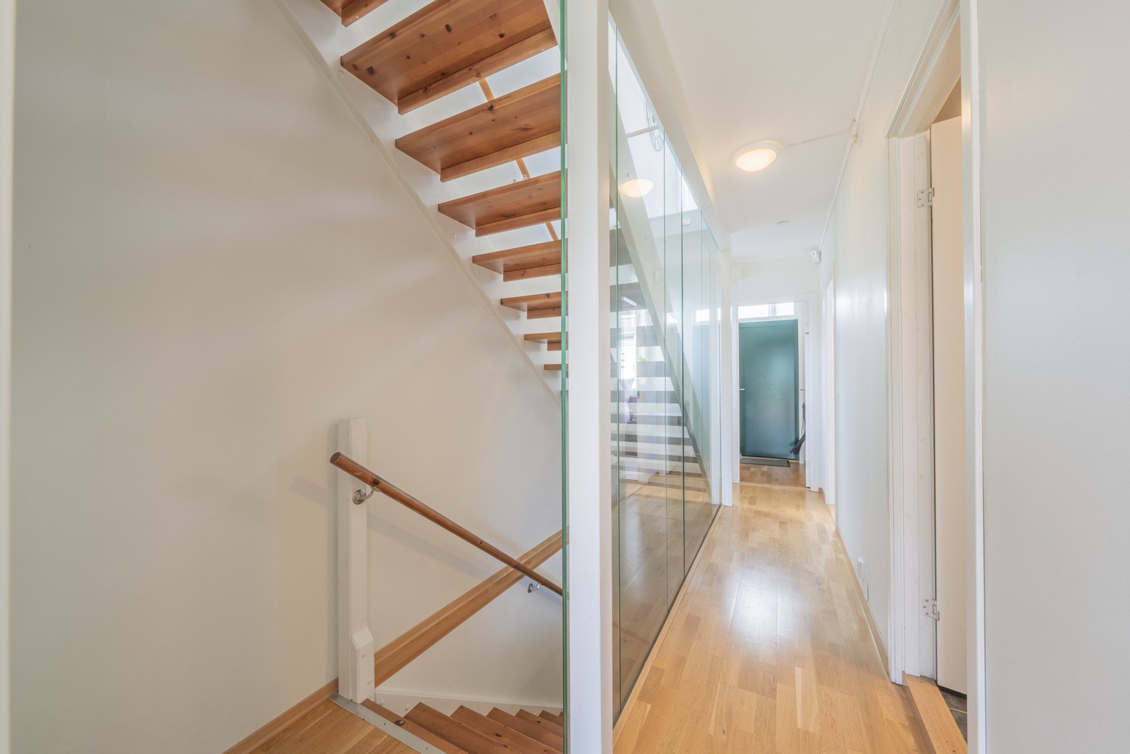 Glasskille i trappen skaper luftig og behagelige trekk i gangen. Galleribilde